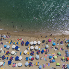 Numerosas personas disfrutan de un día de playa en la Costa Brava, a 30 de julio de 2023, en Tossa de Mar, Girona, Catalunya.