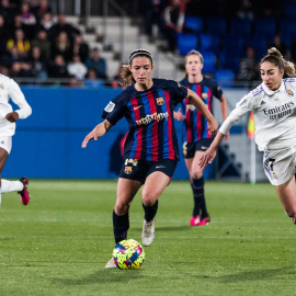 Aitana Bonmatí conduce el balón en un partido de liga contra el Real Madrid.