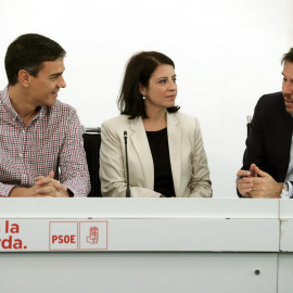 El secretario general del PSOE, Pedro Sánchez, la secretaria de Política Municipal, Adriana Lastra y el portavoz de la Ejecutiva, Óscar Puente, durante la reunión de la Ejecutiva de la formación, en Ferraz, la primera tras haber puesto en marcha el a