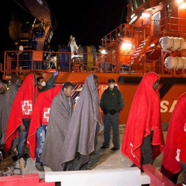 Un grupo de inmigrantes son atendidos por miembros de la Cruz Roja en el puerto de Motril. | MIQUEL PAQUET (EFE)