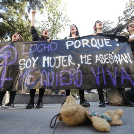 Varias personas de la Asociación Ve-la Luz se concentran en la Plaza de las Cortes, en las inmediaciones del Congreso de los Diputados, donde comparecía su presidenta, Gloria Vázquez, ante la Subcomisión para el Pacto de Estado en materia de Violencia