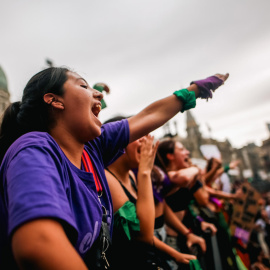 Mujeres participan en una manifestación en conmemoración del Día Internacional de la Mujer, este viernes en Buenos Aires