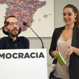 El secretario de organización de Podemos, Pablo Echenique, y Noelia Vera, durante la rueda de prensa que ofrecieron tras la reunión del Consejo de Coordinación de Podemos.EFE/Zipi