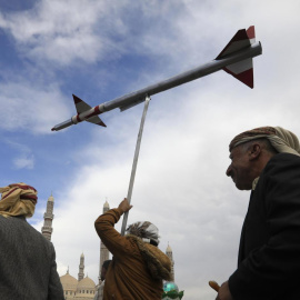 Un simpatizante hutí sostiene un misil simulado durante una protesta contra Estados Unidos e Israel y en apoyo a los palestinos, en Saná (Yemen) el 8 de marzo de 2024.