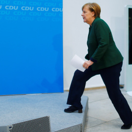 La canciller alemana en funciones Angela Merkel a su llegada a la rueda de prensa que ha ofrecido tras la reunión de su partido, la CDU, en Berlin. REUTERS/Hannibal Hanschke