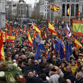 Los manifestantes, bajo el lema "Sobran los motivos, ¡Sánchez dimisión!", se reúnen en la Plaza de Cibeles (Madrid), el 9 de marzo de 2024.