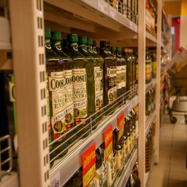 Sección del aceite de oliva en un supermercado en una foto de archivo