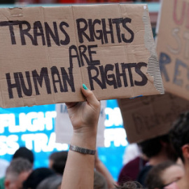 Protesta en Times Square, Nueva York, el pasado mes de julio contra el veto de Trump a los transexuales en el Ejército. /REUTERS