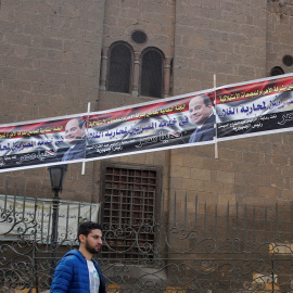 Cartel del presidente de Egipto, Abdel Fattah Al-Sisi, frente a una mezquita en el antiguo Cairo Islámico. /REUTERS