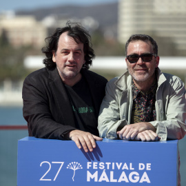 Los directores Isaki Lacuesta (i) y Pol Rodríguez (d) posan para los fotógrafos durante el photocall de la película 'Segundo premio', en el 27 Festival de Málaga.