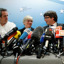 El expresident catalán Carles Puigdemont junto a los exconsejeros que le han acompañado a Bruselas (Meritxell Serret, Joaquim Forn, Clara Ponsati y Meritxell Borras) en su comparecencencia en el Press Club Brussels Europe, en la capital belga. REUTERS/Y