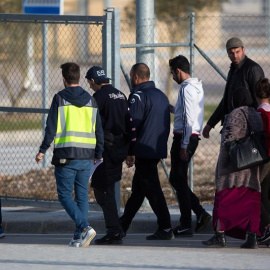 Familiares de los migrantes argelinos recluidos en el centro penitenciario de Archidona. /EFE