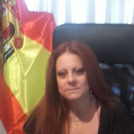 Esmeralda Pastor Estrada, junto a la bandera franquista, en una foto publicada en su perfil de Facebook en agosto de 2021.