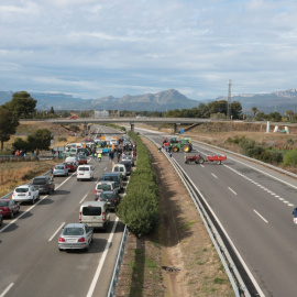 Els pagesos tallen l'AP-7 a Cambrils per protestar contra els macroprojectes.