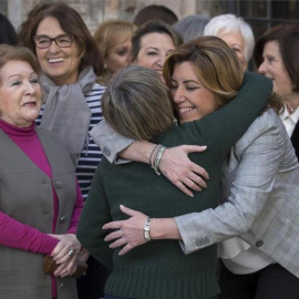 La presidenta de la Junta de Andalucía, Susana Díaz (d), abraza a una de las integrantes del Consejo Andaluz de Participación de las Mujeres. EFE/JULIO MUÑOZ