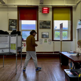 Una persona se acerca a la mesa electoral cuando Irlanda celebra referendos sobre los cambios propuestos a la redacción de la Constitución en el Día Internacional de la Mujer en Dublín, el 8 de marzo de 2024.