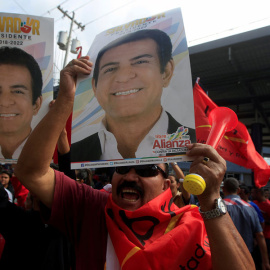 Seguidores de Nasralla, este lunes en Tegucigalpa. REUTERS/Jorge Cabrera