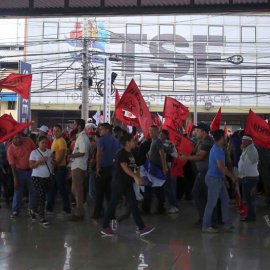 Simpatizantes de Salvador Nasralla protestan frente al edificio del Tribunal Supremo Electoral, en Tegucigalpa. / GUSTAVO AMADOR (EFE)