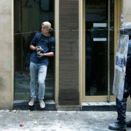 Un okupa dispara con una pistola de agua a varios agentes de los Mossos d'Esquadra en Barcelona./ EF