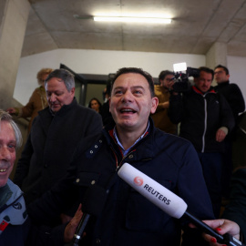 El candidato conservador, Luís Montenegro, a la salida del colegio electoral en Espinho (Portugal), a 10 de marzo de 2024.