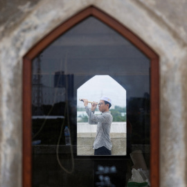 Un hombre comprueba la posición de la Luna, para marcar el inicio del Ramadán, en Yakarta (Indonesia), a 10 de marzo de 2024.