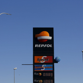 Cartel de una estación de servicio de Repsol en la localidad sevillana de  Bormujos. REUTERS/Marcelo del Pozo