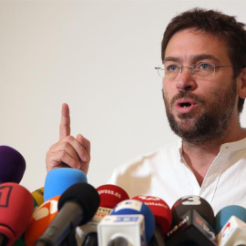 El secretario general de Podem, Albano-Dante Fachin, durante la rueda de prensa que ha ofrecido hoy en Barcelona en la que ha acusado al líder de Podemos, Pablo Iglesias, de actuar como el presidente del Gobierno, Mariano Rajoy, en su aplicación del art