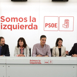 El secretario general del PSOE, Pedro Sánchez (c), durante la reunión de la Ejecutiva socialista en la sede de  Ferraz, la primera tras la puesta en marcha el artículo 155 de la Constitución. EFE/ Zipi