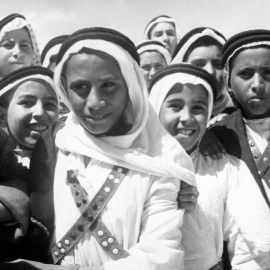 Foto tomada en 1948 de niños palestinos de Beer Sheba esperando al Comité Especial de las Naciones Unidas para Palestina, tras la partición del territorio en dos estados. AFP