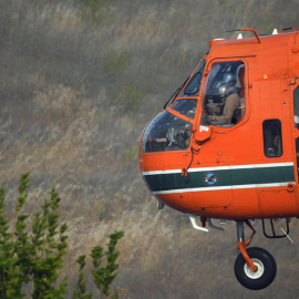 Un helicóptero de extinción de incendios recoge agua cerca del incendio forestal en Evros, Grecia, a 1 de septiembre de 2023.