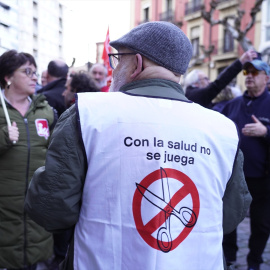 Varias personas durante una manifestación para que las residencias cumplan las ratios de personal, a 24 de febrero de 2024, en Logroño, La Rioja