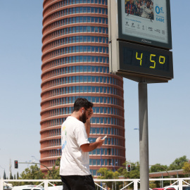 Un termómetro junto a la Torre Pelli marca 45 grados, a 24 de agosto en Sevilla (Andalucía, España).