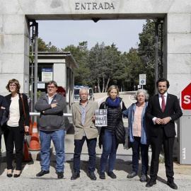 Miembros de las dos familias que han pedido las exhumaciones de sus allegados en el Valle de los Caídos y su abogado, Eduardo Ranz, a la entrada del recinto donde Patrimonio Nacional les ha impedido entrar. EFE