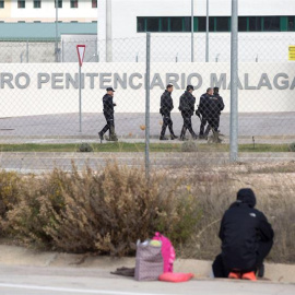 Un grupo de agentes de la Policía Nacional pasean por los alrededores del centro penitenciario Málaga II en Archidona (Málaga).- EFE