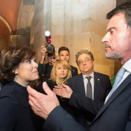 La vicepresidenta del Govern central, Soraya-Sáenz de Santamaria, amb l'exprimer ministre francès Manuel Valls. EFE / Marta Pérez.