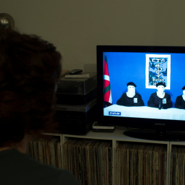 na mujer mira en televisión el anuncio de ETA de su disolución. REUTERS/Vincent West