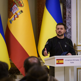 El presidente de Ucrania, Volodimir Zelenski, pronuncia un discurso a su llegada al Palacio Mariinski, a 23 de febrero de 2023, en Kiev (Ucrania).