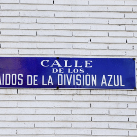 Placa identificativa de la calle Caídos de la División Azul de Madrid que cambiará su nombre en los próximos seis meses. EFE/Zipi