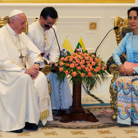 El papa Francisco y Aung San Suu Kyi, premio Nobel de la Paz en Birmania. /EFE