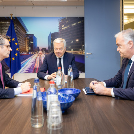 El ministro de Presidencia, Justicia y Relaciones con las Cortes, Félix Bolaños; el comisario de Justicia de la Unión Europea, Didier Reynders, y vicesecretario de Institucional del PP, Esteban González Pons, durante una reunión para desbloquear la r