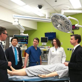 Fotografía cedida que muestra a los doctores (i-d) Brandacher Gerald, Wei-Ping Andrew Lee, Richard Redett, Cerise M.C. y Damon Cooney, del equipo de la Facultad de Medicina de la Universidad Johns Hopkins con sede en Baltimore (Maryland), donde se realiz