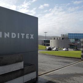 El logo de Inditex, en la entrada de la factoría de Zara en Arteixo (A Coruña), donde tiene la sede la multinacional textil gallega. REUTERS/Miguel Vidal