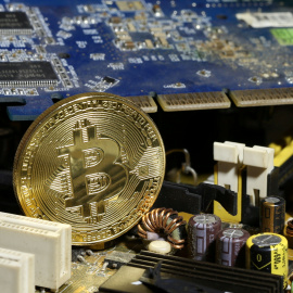 Un bitcoin sobre la placa base de un PC. REUTERS/Dado Ruvic