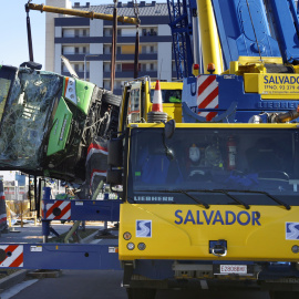 11/3/24 - Momento de la recuperación del autobús urbano de la línea L10 que se ha precipitado por el agujero de las obras de un aparcamiento en la avenida Sant Ildefons de Esplugues de Llobregat (Barcelona),