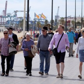 Varias personas paseando por la playa de Valencia. REUTERS/Heino Kalis