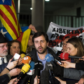 El ex conseller de la Generalitat de Cataluña, Toni Comín, habla ante la prensa en Bélgica. AFP