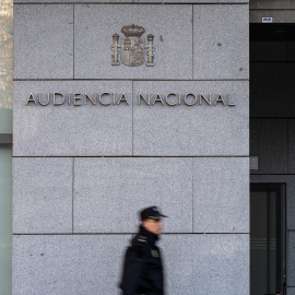 Un agente de la Policía Nacional frente a la Audiencia Nacional, en Madrid.