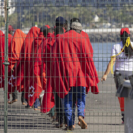 Salvamento Marítimo ha rescatado este lunes a 363 migrantes que viajaban a bordo de tres cayucos en aguas próximas a Canarias.