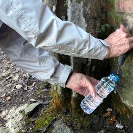 Detall de la recollida de l'aigua de la font del Figueral, a Calldetenes