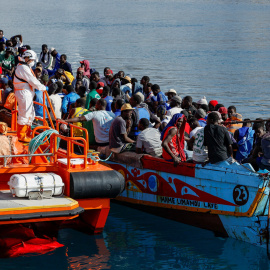 Más de cien personas migrantes llegan al muelle de Arguineguín, en Gran Canaria, tras ser rescatados por Salvamento Marítimo el 4 de septiembre de 2023.